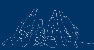 Mains tenant des bières pour représenter le côté festif et convivial pour l'ambiance du mois entre amis dans le cadre d'une soirée proposée par Buona Sera